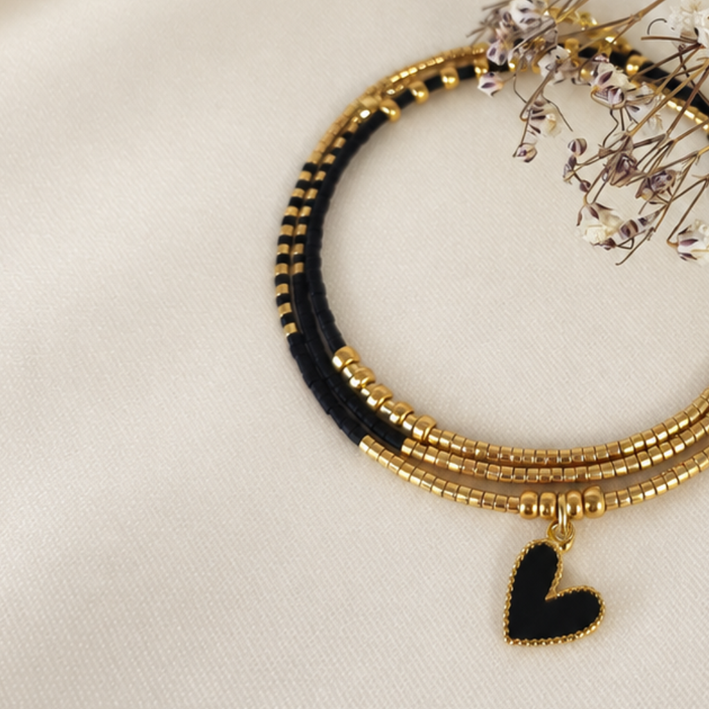 Maxi Pulsera Miyuki Negra y Dorada con Dije de Corazón – elegancia que se usa todos los días