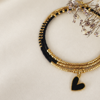 Maxi Pulsera Miyuki Negra y Dorada con Dije de Corazón – elegancia que se usa todos los días