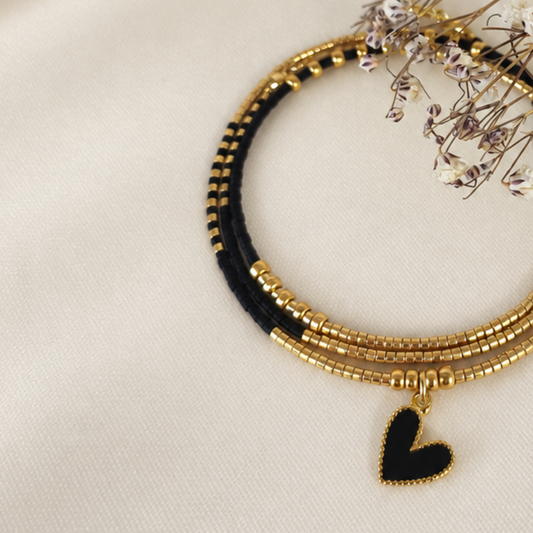 Maxi Pulsera Miyuki Negra y Dorada con Dije de Corazón – elegancia que se usa todos los días