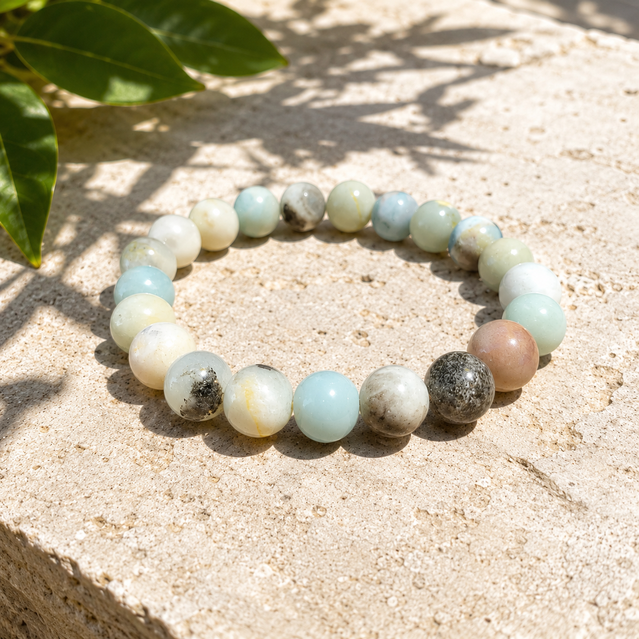 pulsera elasticada de piedra amazonita natural verde turquesa sobre piedra