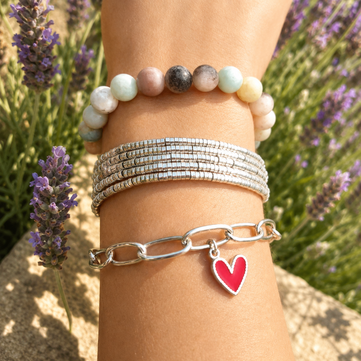 pulsera de piedra amazonita natural usada en muñeca combinada con otras pulseras.