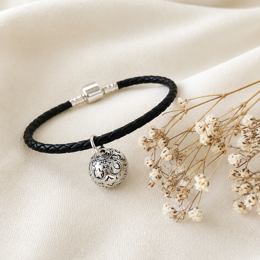 Pulsera de Cuero Negro con Llamador de Ángeles de Plata 925 – protección que se escucha