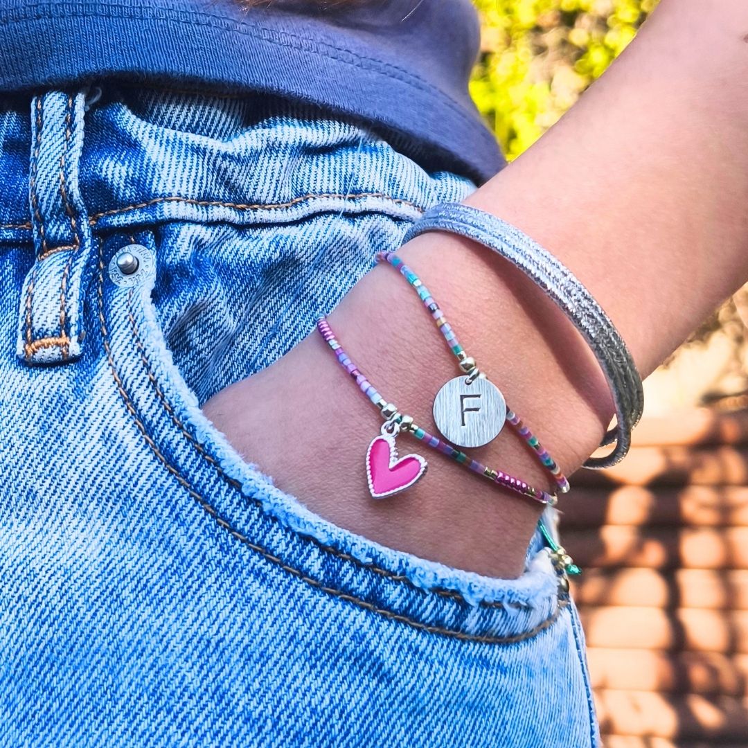Pulsera Miyuki con Corazón Magenta: un detalle que habla el lenguaje del amor