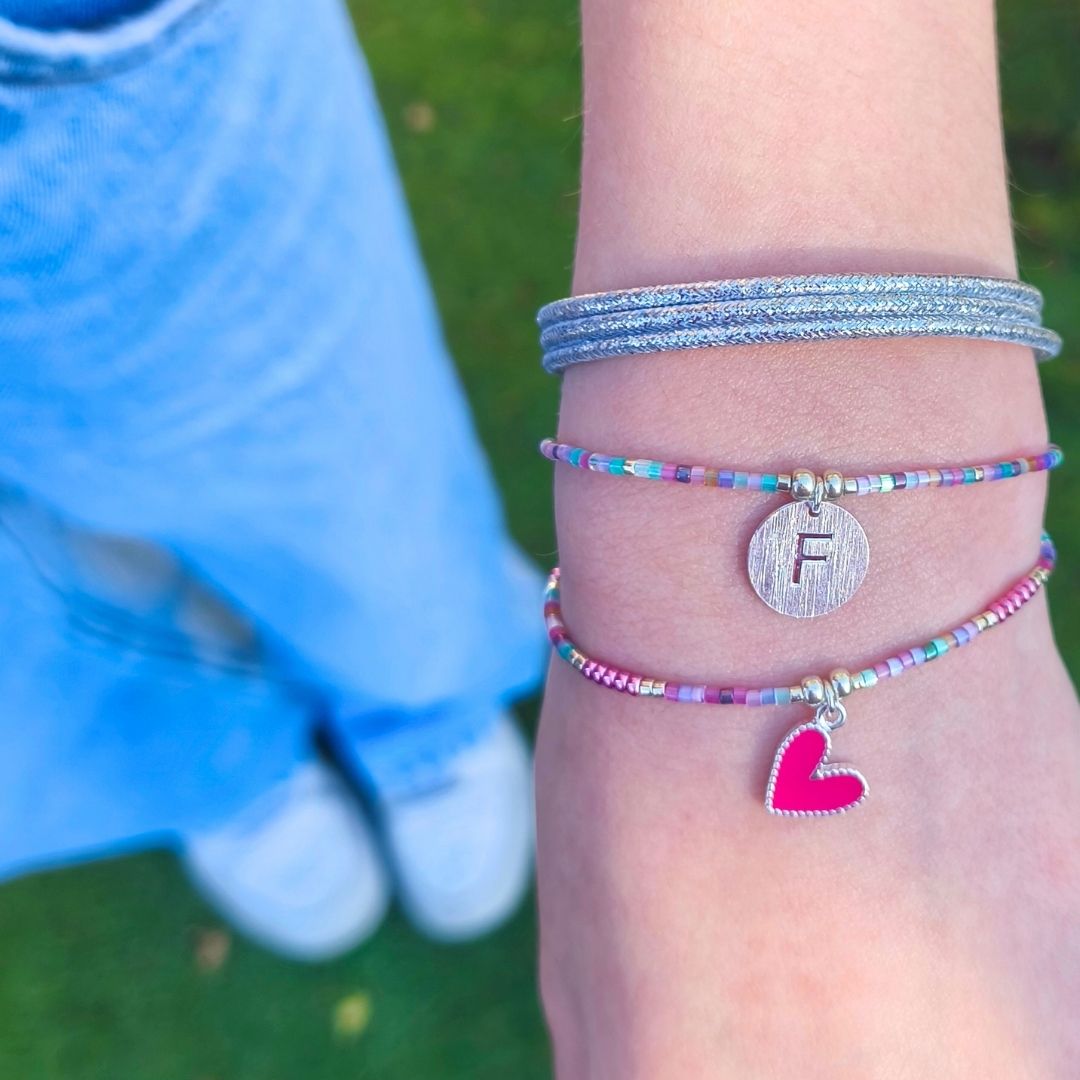 Pulsera Miyuki con Corazón Magenta: un detalle que habla el lenguaje del amor